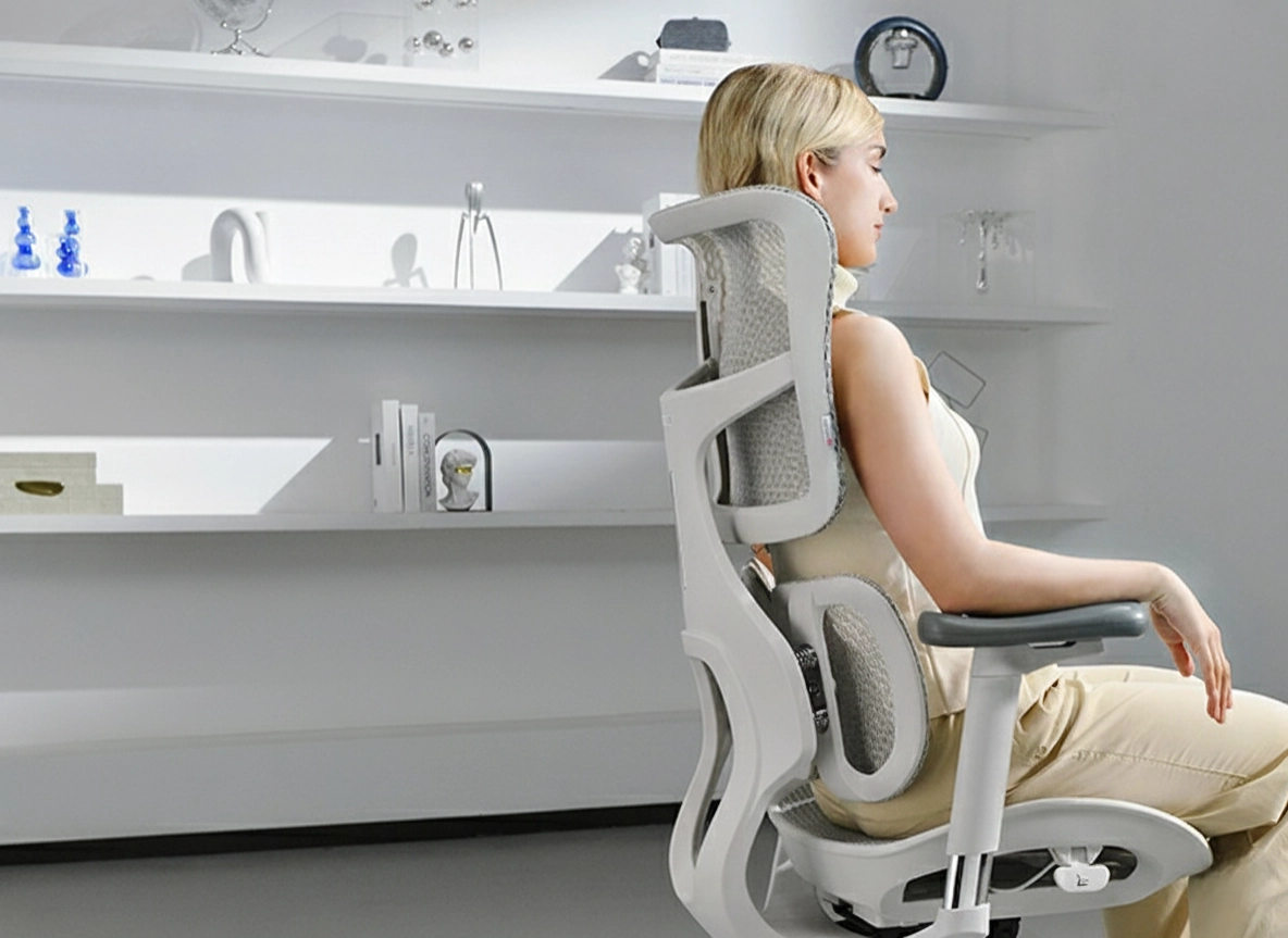 The waterfall-shaped headrest comfortably contours to the curve of your neck and provides a spacious area for you to rest your head.